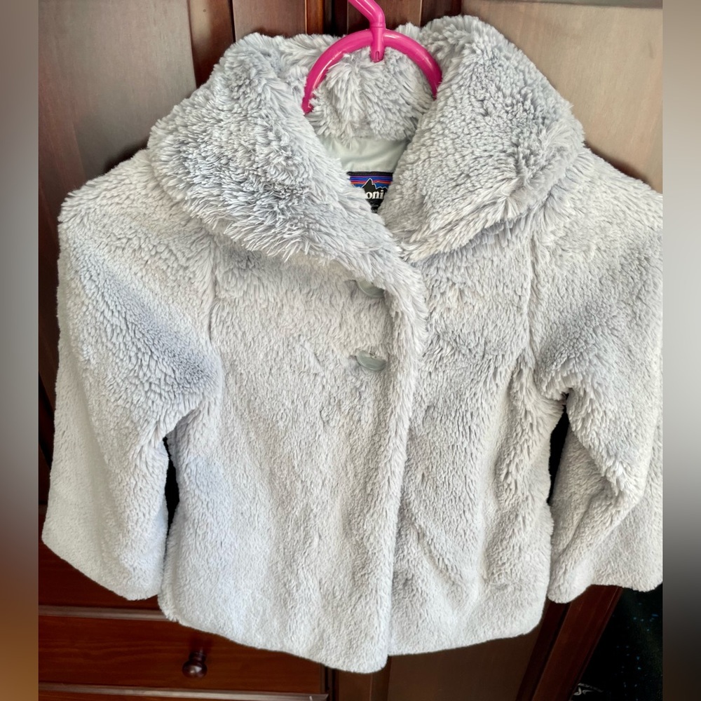 Girls Patagonia super soft 2 button coat. Size 7-8. Color Grey.